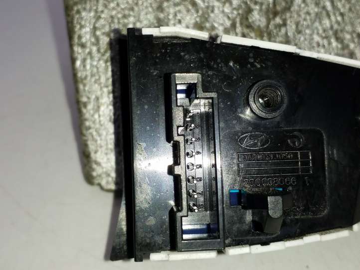 Hyundai i20 (2008 - 2012)  967001J050 Кнопки рулевого колеса
