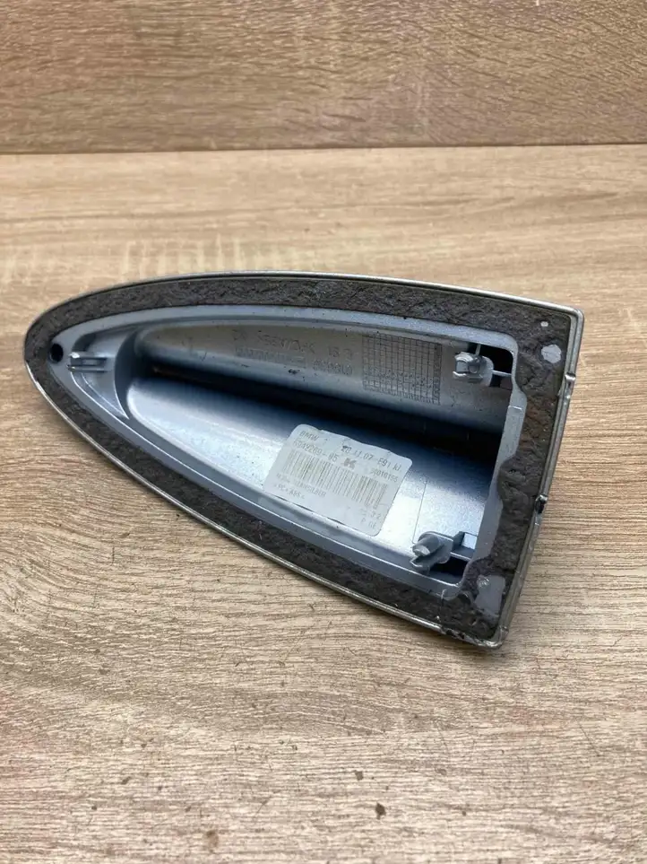 BMW 3 E90 E91 (2005 - 2012) 6942269 Крышка GPS-антенны — фото 2