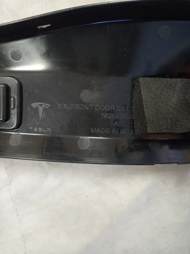 Tesla Model X (2015 - 2021) 162649600A Наружная отделка переднего порога — фото 4
