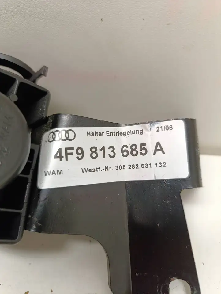Audi A6 S6 C6 4F (2004 - 2008) 4F9813685A Кнопка фаркопа в багажнике — фото 4