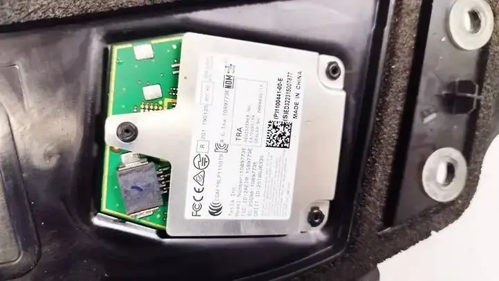 Tesla Model 3 (2017 - 2023) 1089773E Накладка стекла задней двери — фото 3