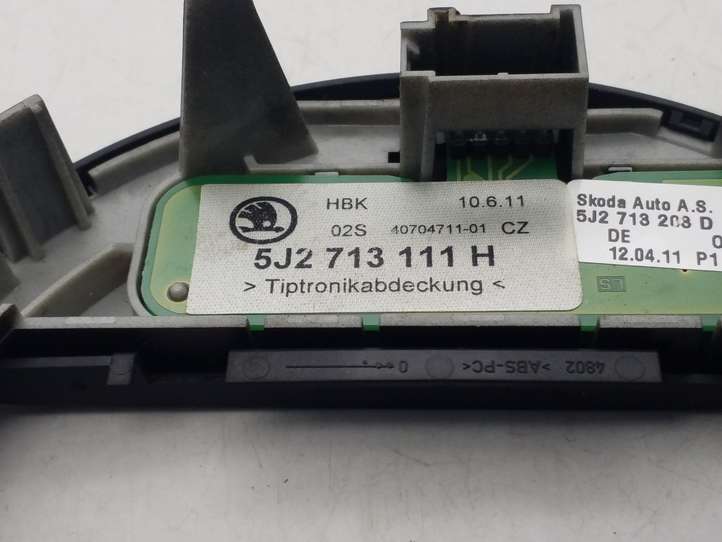 Skoda Fabia Mk2 (5J) (2007 - 2014)  5J2713111H Рамка рычага переключения передач