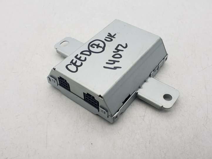 Kia Ceed (2006 - 2010)  961201H700 Разъем USB