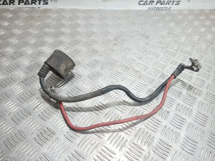 Volkswagen Golf V (2003 - 2009) Плюсовой провод аккумулятора — фото 1