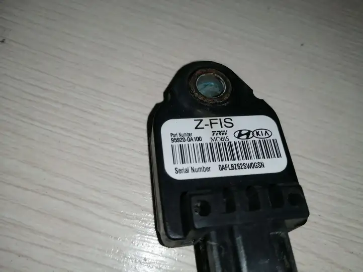 Kia Ceed (2010 - 2012) 959200A100 Датчик удара SRS — фото 2
