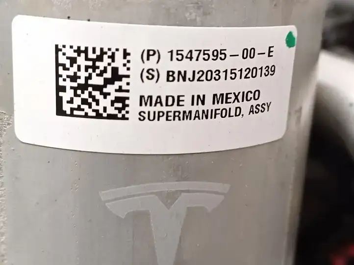 Tesla Model 3 (2017 - 2023) 154759500E Расширительный бачок — фото 3