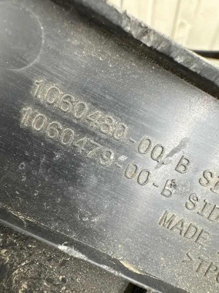 Tesla Model S (2016 - 2021) 106048000B Обшивка бардачка — фото 8