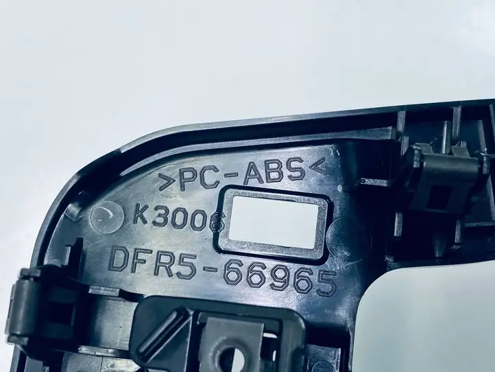 Mazda CX-30 (2019 - ) DFR566BC0 Рамка центрального динамика — фото 4