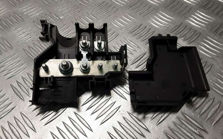 Audi A6 (2004 - 2008)  4F0941824 Узел подключения плюсовых проводов