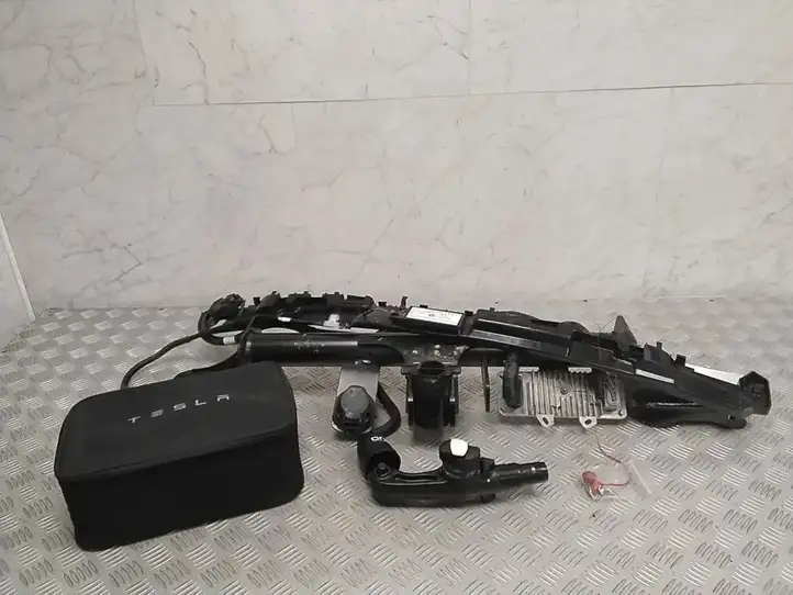 Tesla Model Y (2019 - 2024) 151441100J Комплект буксировочного крюка — фото 1