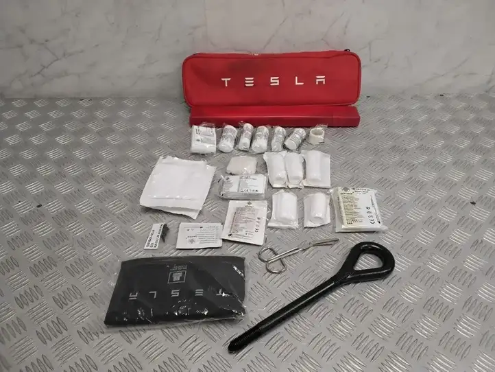 Tesla Model X (2015 - 2021) 105387100A Автомобильная аптечка — фото 1