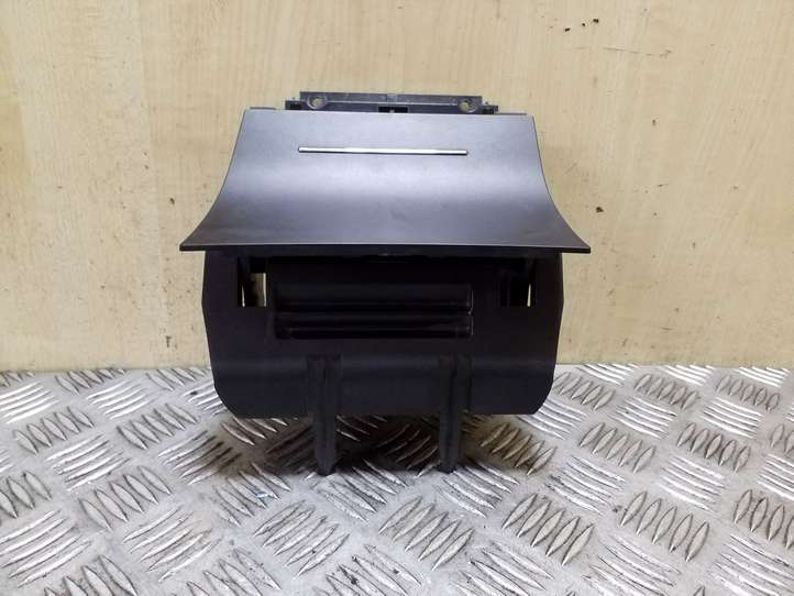 Skoda Octavia Mk2 (1Z) (2004 - 2013)  1Z1863077A Пепельница