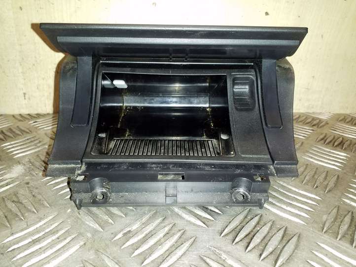 Skoda Octavia Mk2 (1Z) (2004 - 2013)  1Z1863077A Пепельница