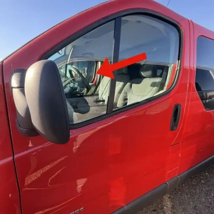 Opel Vivaro (2006 - 2014) Треугольное стекло передней двери — фото 1