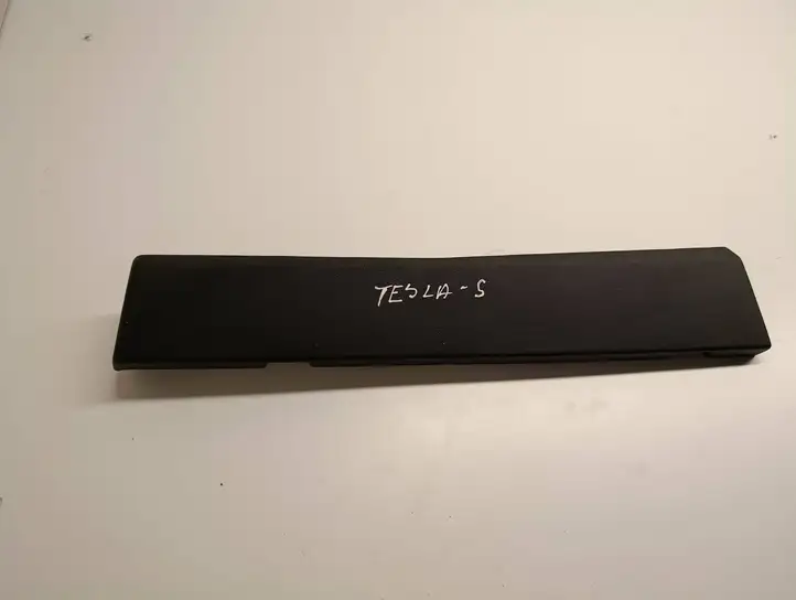 Tesla Model S (2012 - 2016) 100230200A001 Обшивка бардачка — фото 2