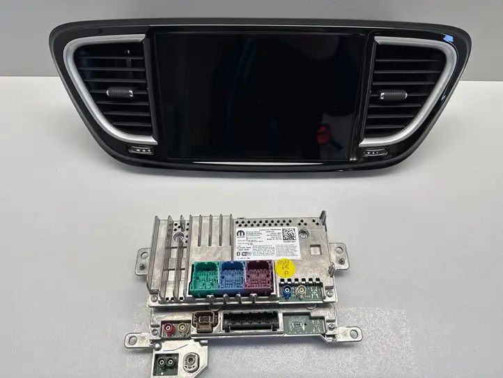 Chrysler Pacifica (2016 - ) P68580284AA Магнитола / мультимедийная система — фото 2