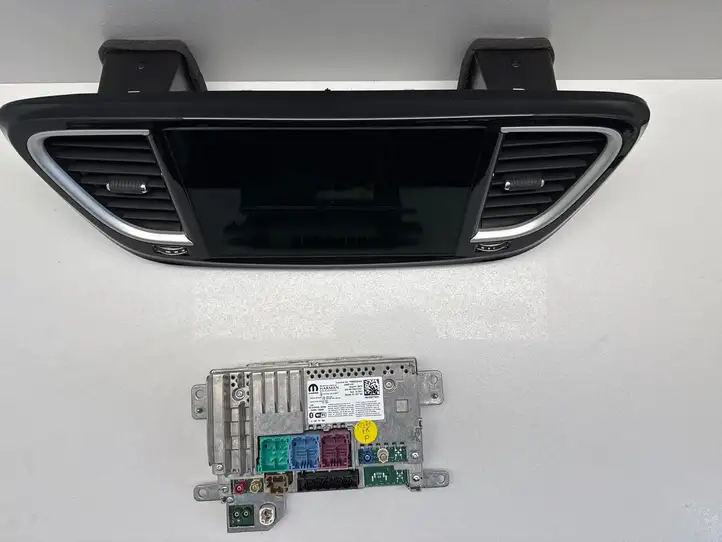 Chrysler Pacifica (2016 - ) P68580284AA Магнитола / мультимедийная система — фото 3