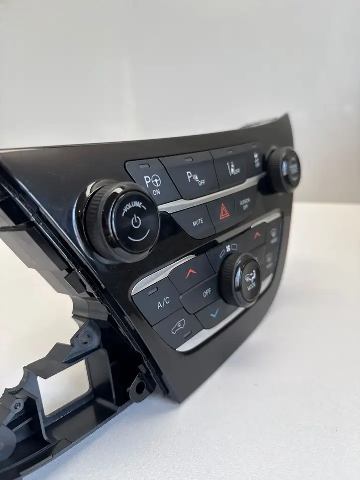 Chrysler Pacifica (2016 - ) P7AS341X8AA Блок управления кондиционером — фото 3