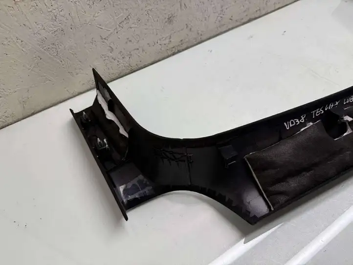 Tesla Model X (2015 - 2021) 105233394F Обшивка стойки D нижняя — фото 6