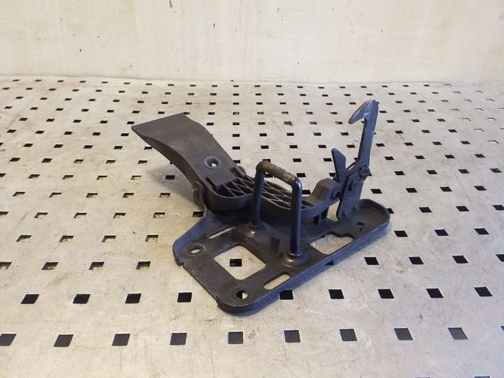 Audi A4 (2007 - 2011)  8T0823480 Петля замка капота