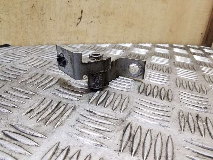 Audi A4 (2007 - 2011)  8K0831402B Нижняя петля передней двери