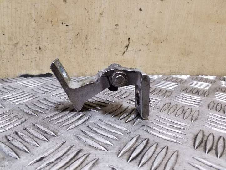 Audi A4 (2007 - 2011)  8K0831402B Нижняя петля передней двери