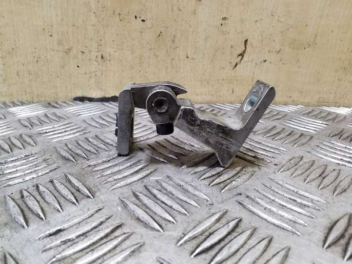 Audi A4 (2007 - 2011)  8K0831402B Нижняя петля передней двери