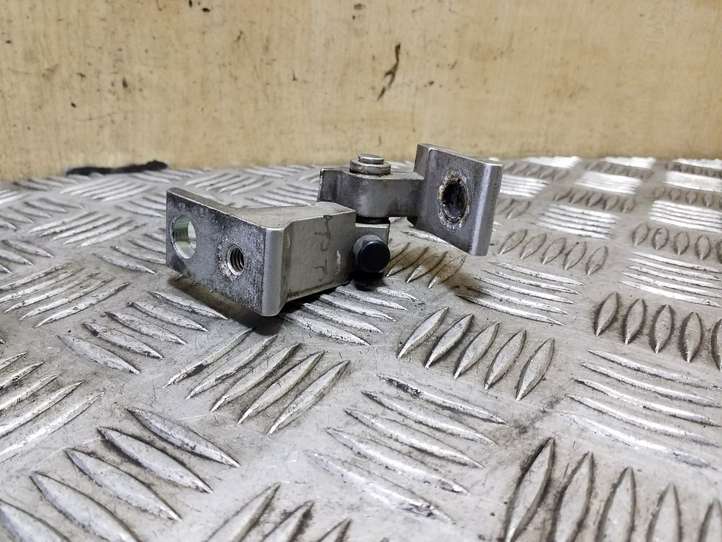 Audi A4 (2007 - 2011)  8K0831402B Нижняя петля передней двери