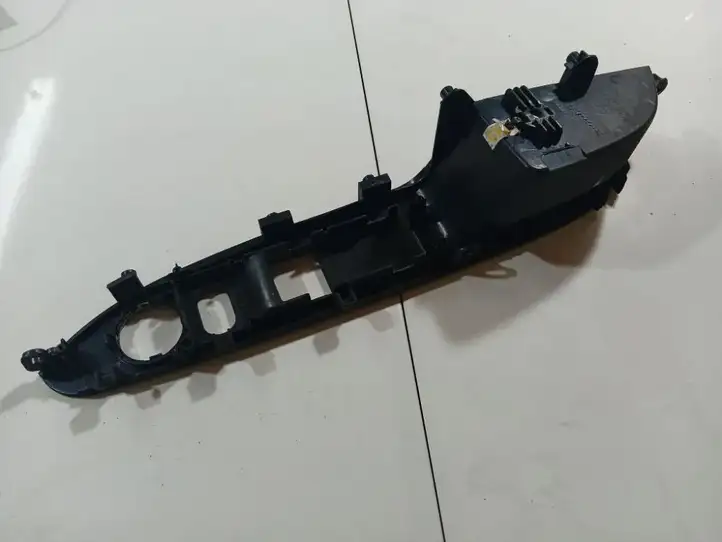 Hyundai i30 (2007 - 2012) 935722L030 Накладка кнопки стеклоподъемника — фото 1