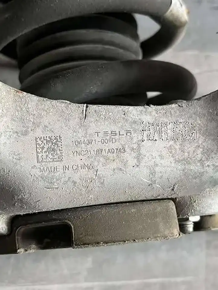 Tesla Model Y (2019 - 2024) 104437100D Другая часть кузова — фото 3