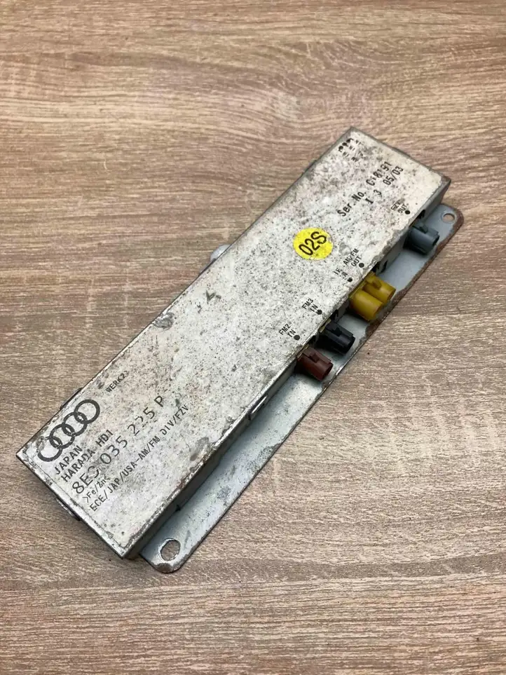 Audi A4 S4 B6 8E 8H (2000 - 2006) 8E0035225P Усилитель антенны — фото 1