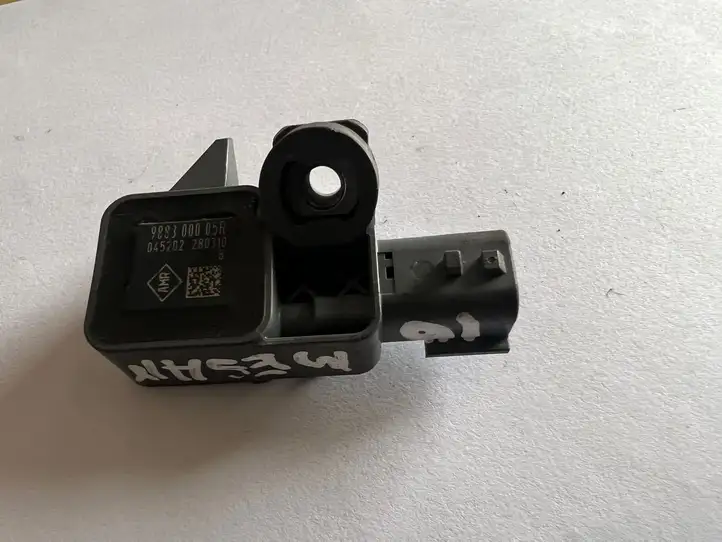 Renault Megane III (2009 - 2016)  988300005R Датчик удара надувных подушек
