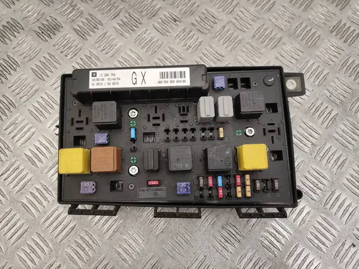 Opel Zafira (2008 - 2014)  13206750 Ящик предохранителей (комплект)