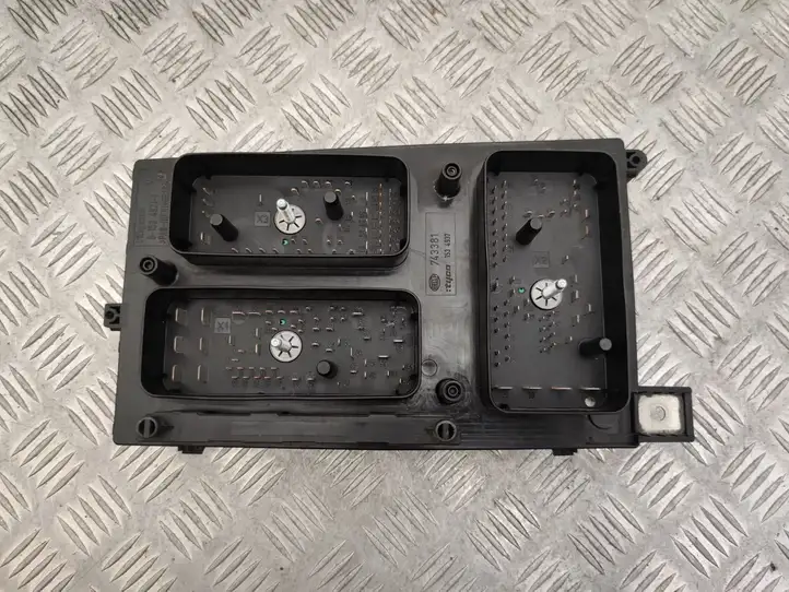 Opel Zafira (2008 - 2014)  13206750 Ящик предохранителей (комплект)