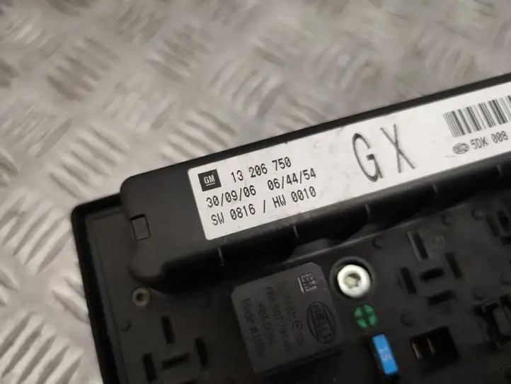 Opel Zafira (2008 - 2014)  13206750 Ящик предохранителей (комплект)