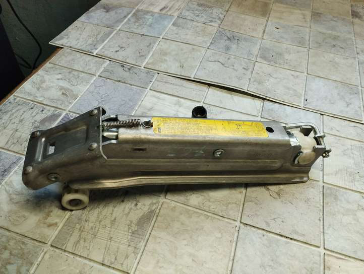 Audi A6 (2004 - 2008)  4F0011031 Домкрат (данкрат)