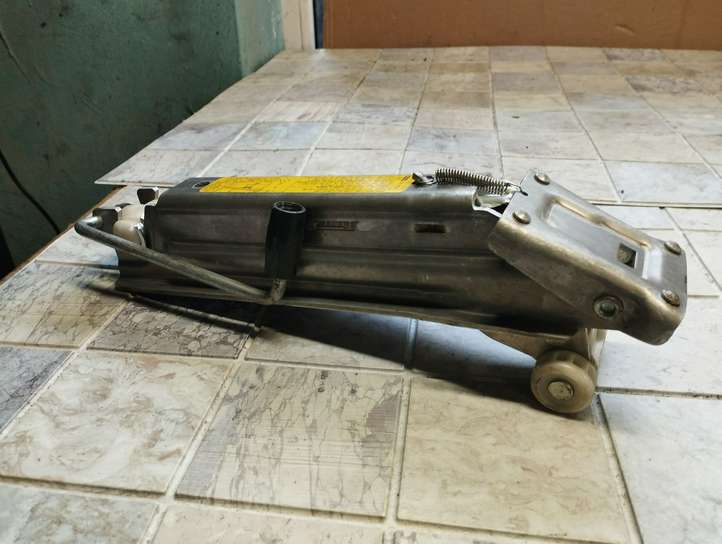 Audi A6 (2004 - 2008)  4F0011031 Домкрат (данкрат)