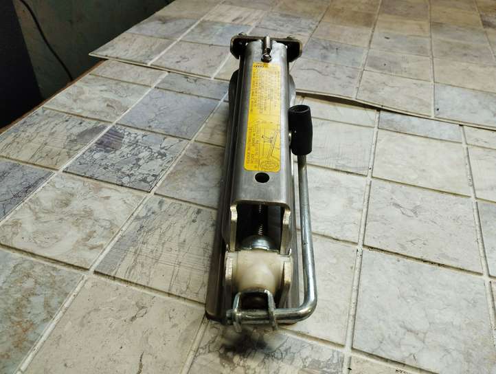 Audi A6 (2004 - 2008)  4F0011031 Домкрат (данкрат)