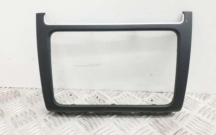 Volkswagen Polo (2009 - 2015)  6R0858069 Отделка радио/ навигации