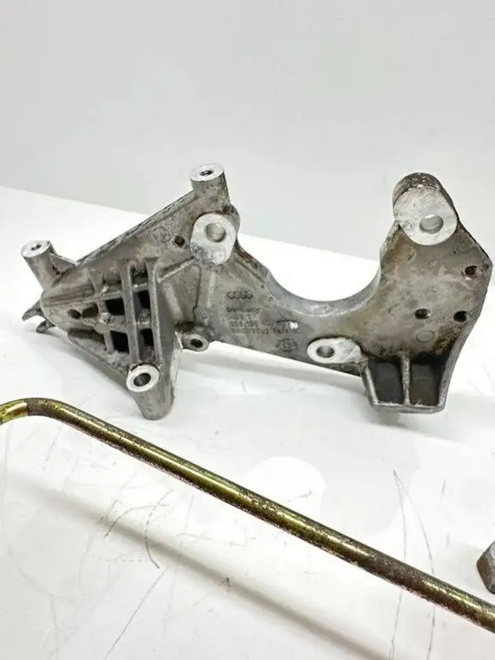Audi A6 S6 C6 4F (2004 - 2008) 059130147H Кронштейн топливного насоса — фото 2
