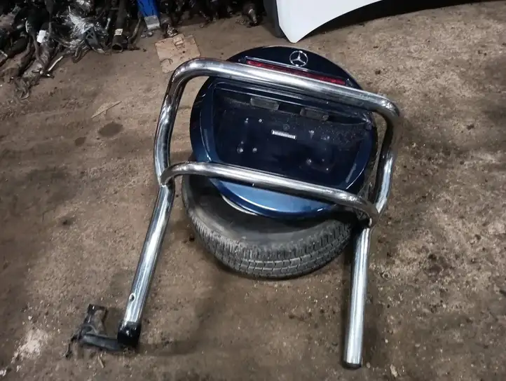 Mercedes-Benz ML W163 (1997 - 2005) 1638900408 Кронштейн запасного колеса — фото 1