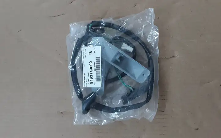 Subaru Outback (BS) (2014 - 2019) 84931AJ000 Кнопка закрытия крышки багажника — фото 1