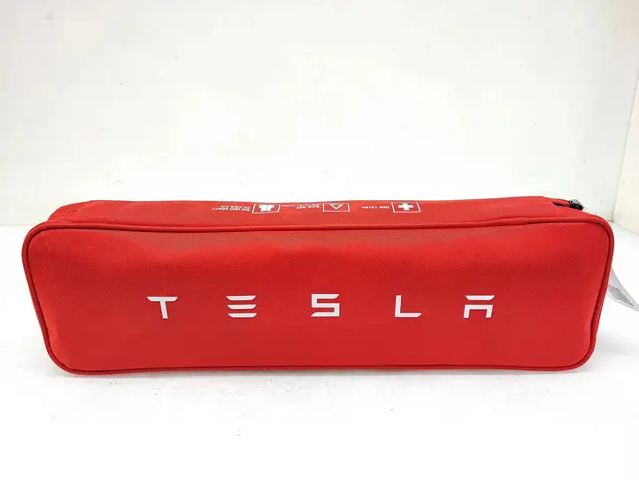 Tesla Model 3 (2017 - 2023) P147507600C Автомобильная аптечка — фото 1