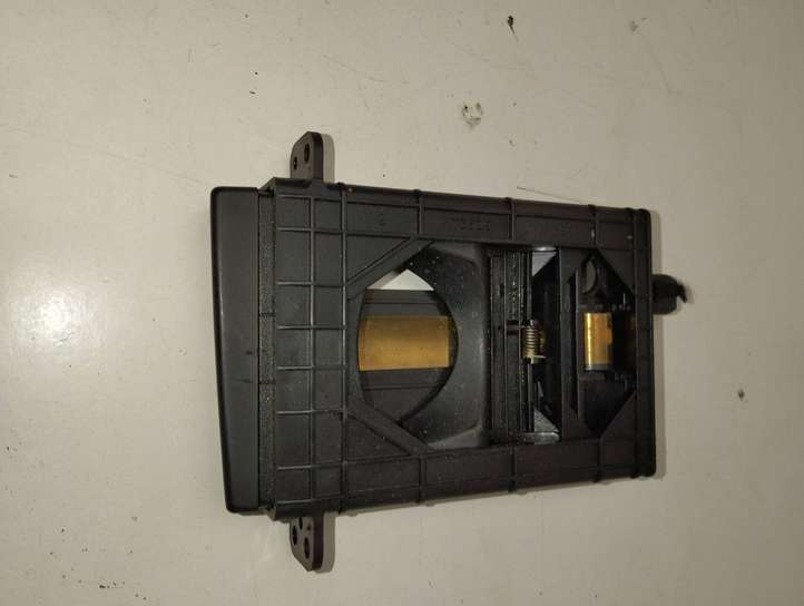 Toyota Avensis T250 (2006 - 2009)  MT3509 Передний держатель чашки