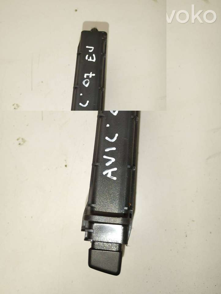 Toyota Avensis T250 (2006 - 2009)  MT3509 Передний держатель чашки