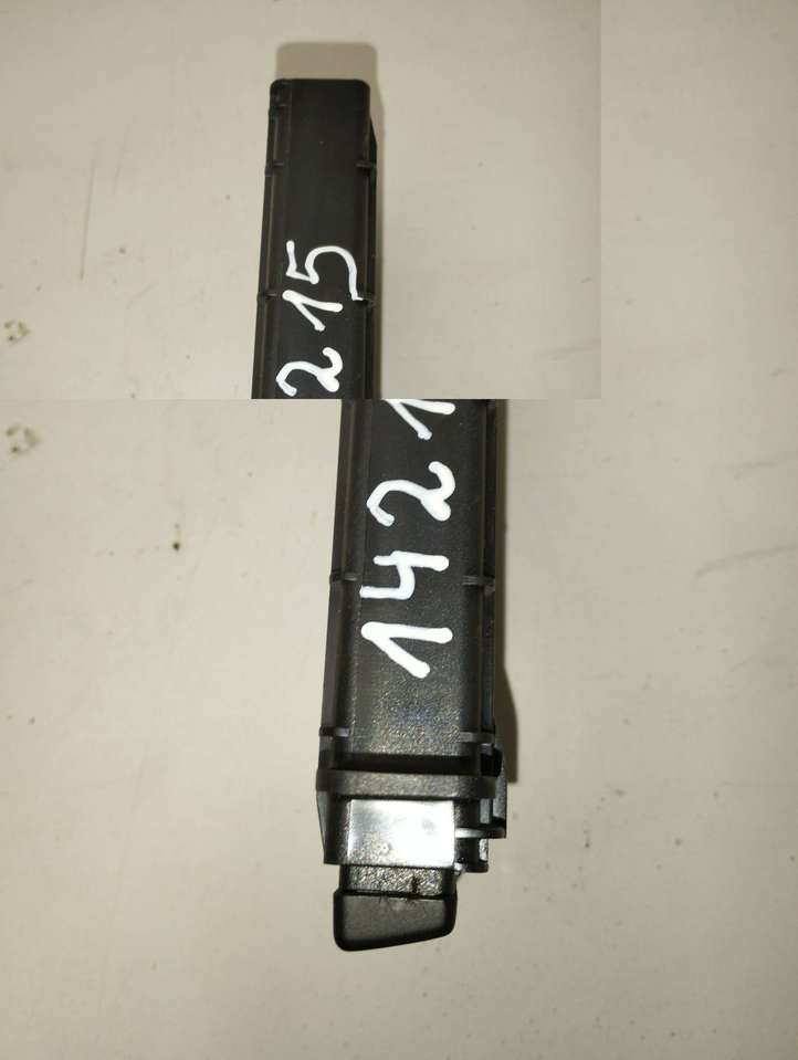 Toyota Avensis T250 (2006 - 2009)  MT3509 Передний держатель чашки