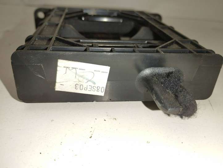 Toyota Avensis T250 (2006 - 2009)  MT3509 Передний держатель чашки