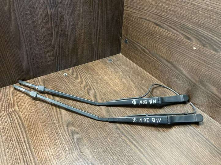 Mercedes-Benz Sprinter W901 W902 W903 W904 (1995 - 2007)  9018200244 Ножка стеклоочистителей лобового стекла