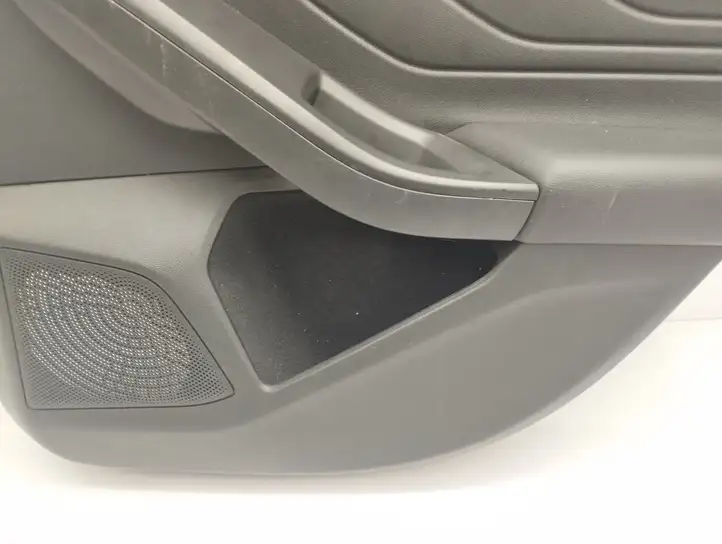 Ford Focus (2019 - ) Обшивка задней двери — фото 4