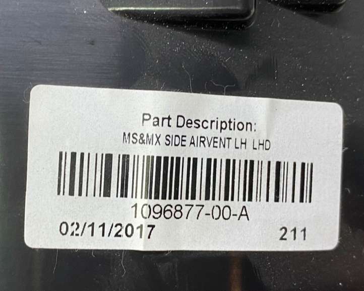 Tesla Model X (2015 - 2021)  104277211C Воздушная решётка окна